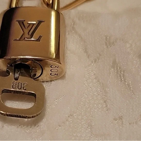 Louis Vuitton lock and key with chain#303 - Picture 2 of 3